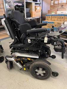 lot 38 image: Quantum Power Wheelchair - Batteries Dead & Unable To Test - For Parts Ony