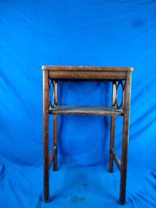 lot 24 image: Vintage End Table