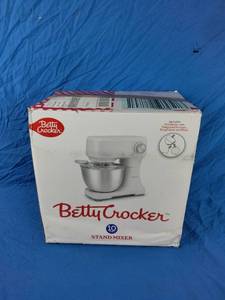 lot 62 image: Betty Crocker 3.7-Qt. Stand Mixer