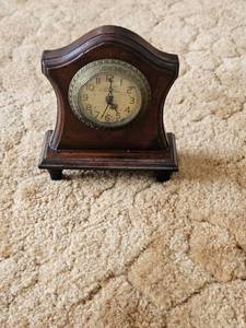 lot 14 image: Vintage Winchester Table Clock