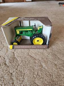 lot 37 image: John Deere 1957 Model 720