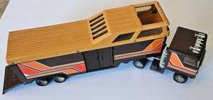 lot 53 image: 1980 Ertl Total Rodeo Semi & Horse Trailer