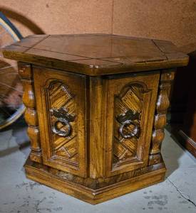 lot 113 image: End Table