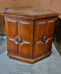 lot 114 image: End Table