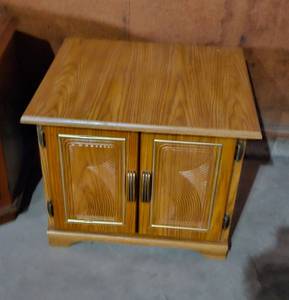 lot 115 image: End Table