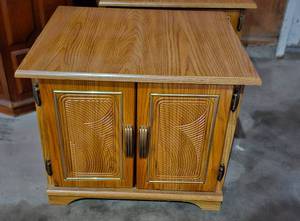 lot 116 image: End Table