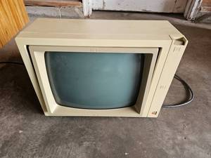 lot 133 image: Apple IIe Computer