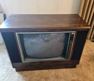 lot 120 image: Console TV - non working