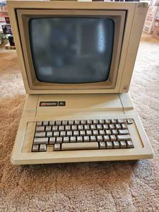 lot 121 image: Apple IIe Computer