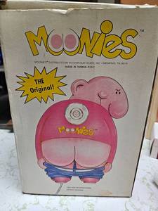 lot 123 image: 1980s Gag Gift