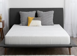 lot A-53 image: Sleepys Snug 8 Plush Memory Foam
