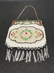 lot 383 image: Antique Beaded Purse with Floral Design