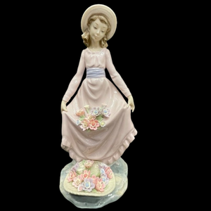 lot 316 image: Lladro Sunday Best Figurine