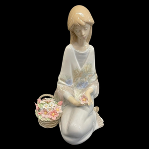 lot 354 image: Lladro 1988 Museum Collectors Society Figurine