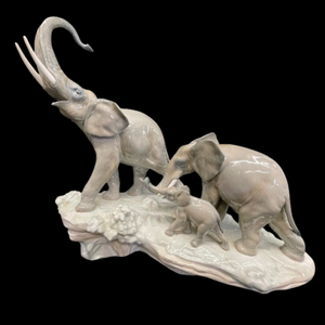 lot 356 image: Lladro Elephant Family Porcelain Figurine
