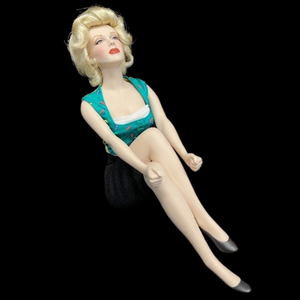 lot 408 image: Franklin Heirloom Marilyn Monroe Sitting Porcelain Doll
