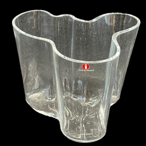lot 484 image: Alvar Aalto  A Finnish modernist Glass vase