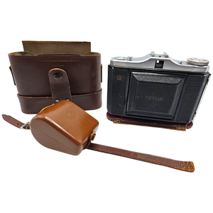 lot 41 image: Johnny Cashs Personally Owned Zeiss Ikon Nettar German Camera $4,000 - $7,000 Estimate 