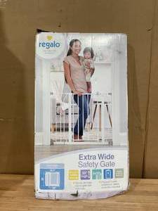 lot 399 image: Regalo Extra Wide Baby Gate, 29.5-38.5 with Walk Through Door