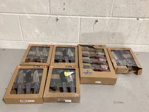lot 570 image: LOT OF Knives