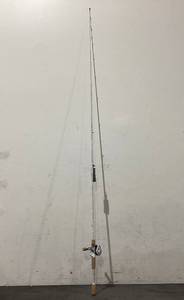 lot 612 image: Realtree Baitcast Pro IM7 Graphite 7ft Medium Heavy, Baitcasting Fishing Rod & Reel