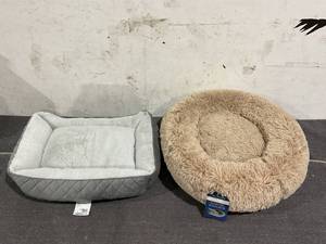 lot 326 image: LOT OF 2 Dog Beds