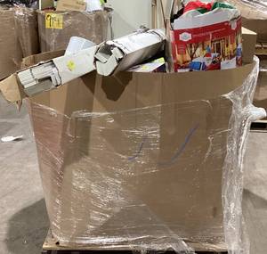 lot 915 image: Wholesale Pallet of Miscellaneous Items