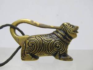lot 21 image: Very Cool Small Vintage Solid Brass Oriental Dog-Shaped Lock