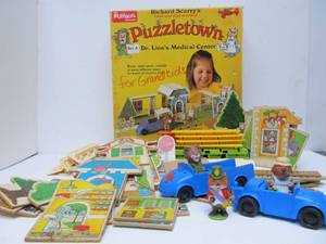 lot 30 image: Nice Vintage Richard Scarry PUZZLETOWN Playset