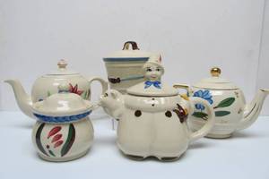 lot 116 image: Nice Lot of Vintage SHAWNEE Pottery Teapots Grease Jars etc #4