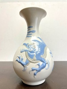 lot 184 image: Vintage Signed LLADRO Porcelain Dragon Vase