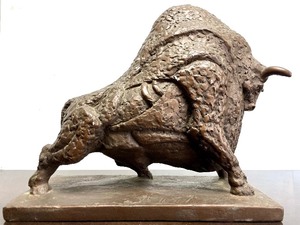 lot 186 image: Awesome LARGE Gilt Plaster Bull Sculpture by Bob Schindler 