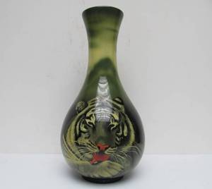 lot 109 image: Vintage Asian Tiger Art Vase 12