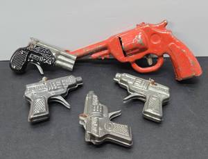 lot 246 image: Lot of Vintage 1950s era Metal Toy Guns