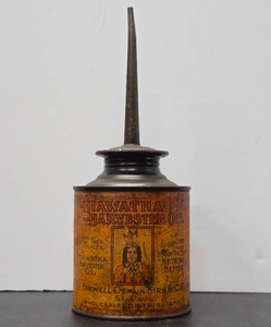 lot 253 image: Fantastic Original 1920s era Hiawatha Harvester Oil Can 