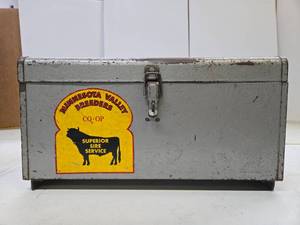 lot 256 image: Very Cool Old Steel Tool Box wMinnesota Valley Breeders Label