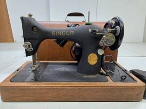 lot 248 image: Very Nice Condition Vintage SINGER Sewing Machine wDome Top Oak Case