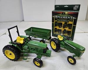 lot 287 image: Diecast Metal JOHN DEERE Tractors Trailer & Ornament Set
