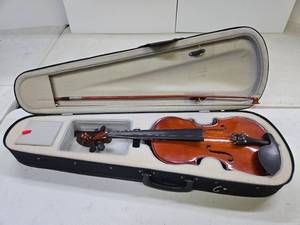 lot 291 image: Nice Newer Smaller Size Violin wCase & Bow