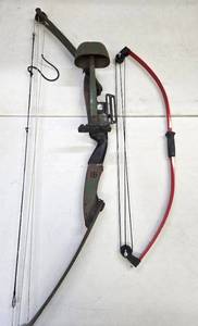 lot 324 image: 2 HuntingArchery Bows #4
