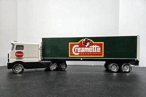 lot 337 image: Large NYLINT Diecast Semi Truck - BordenCreamette