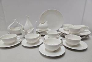 lot 370 image: Mid Century HALLCRAFT White Dishware by Eva Zeisel