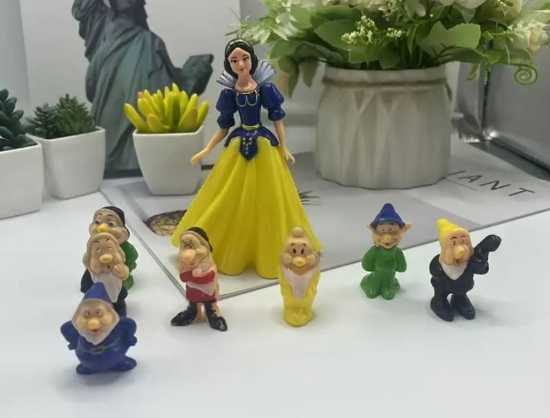 lot 78A image: Brand New 8 Piece Set of Snow White and the Seven Dwarfs N