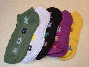 lot 409 image: New 5 Pair of Anklets Flowers Purple Mustard Green One Size P