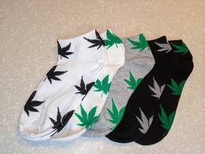 lot 414 image: New Leaf Pattern Footie Socks Black Green Gray White 5 Pairs P