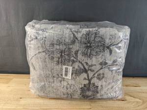 lot 57B image: Brand New Amada 9 x 12 Area Rug Z