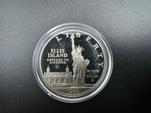 lot 40 image: 1986-S Proof Statue of Liberty Commemorative Silver Dollar