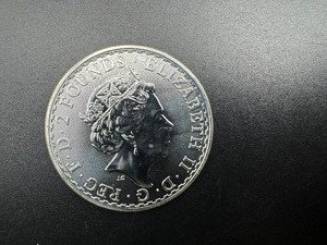 lot 56 image: 2022 Brilliant Uncirculated .9999 1 Oz. Silver UK 2 pound Coin