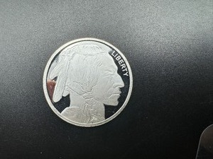 lot 64 image: Buffalo Design 1 Oz. Silver Round