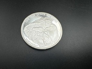 lot 67 image: Pan American 1 Oz. Silver Round